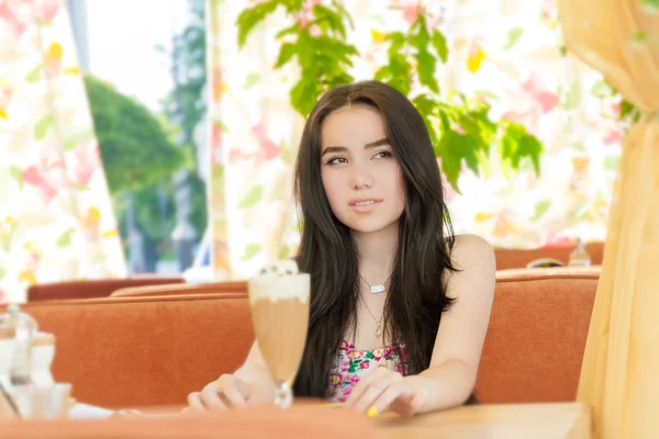 Young beautiful woman in street cafe — Stock Photo, Image