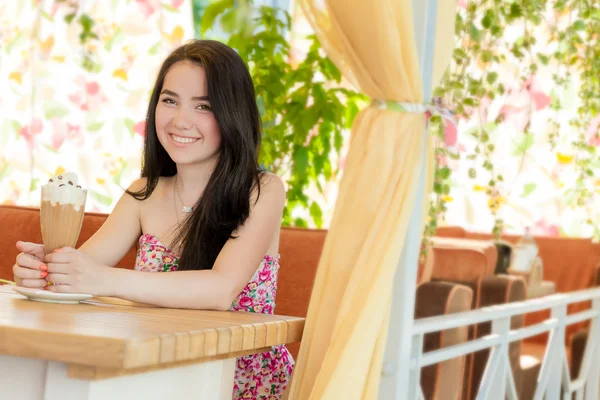 Jovem mulher bonita no café de rua — Fotografia de Stock