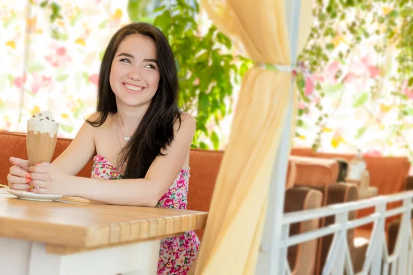 Young beautiful woman in street cafe — Stock Photo, Image