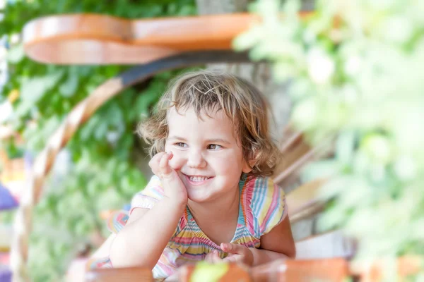 Portrait extérieur d'enfant mignon heureux fille sur fond naturel — Photo