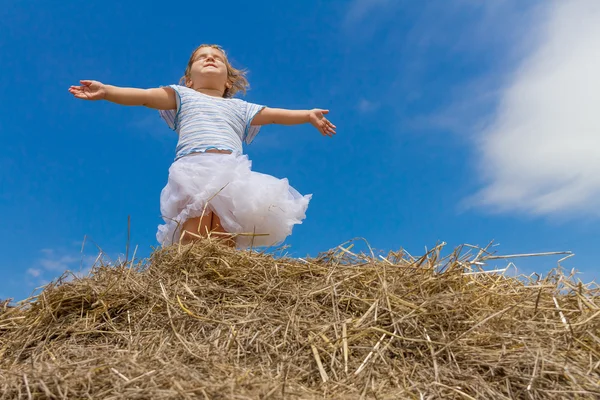 Outdoor Portret van gelukkig schattig kind meisje op natuurlijke achtergrond — Stockfoto