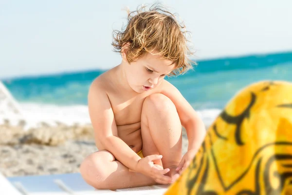 Bonito bebê criança no mar beack fundo — Fotografia de Stock