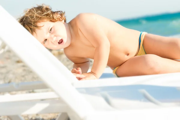 Schattige baby kind op zee beack achtergrond — Stockfoto