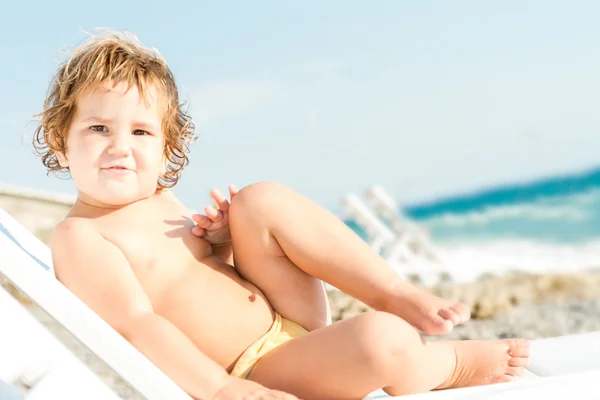 Schattige baby kind op zee beach achtergrond — Stockfoto