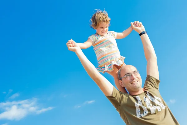 Felice padre e bambino bambina che gioca all'aperto — Foto Stock