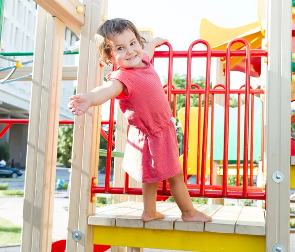 Linda niña feliz en el parque infantil — Foto de Stock