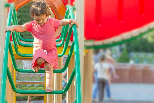 Linda niña feliz en el parque infantil — Foto de Stock