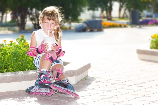 Roztomilé dítě šťastné děvče kolečkové brusle na přírodní pozadí — Stock fotografie