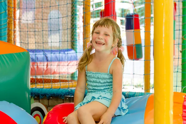 Linda niña feliz en el parque infantil — Foto de Stock