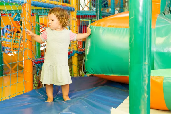 Söta glada barn flicka på lekplats — Stockfoto