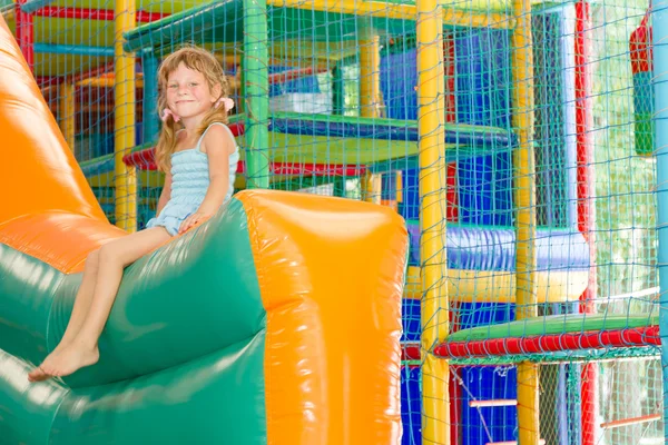 Linda niña feliz en el parque infantil —  Fotos de Stock