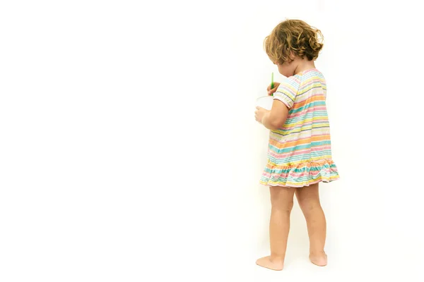 Carino giovane bambino ragazza pittura su bianco — Foto Stock