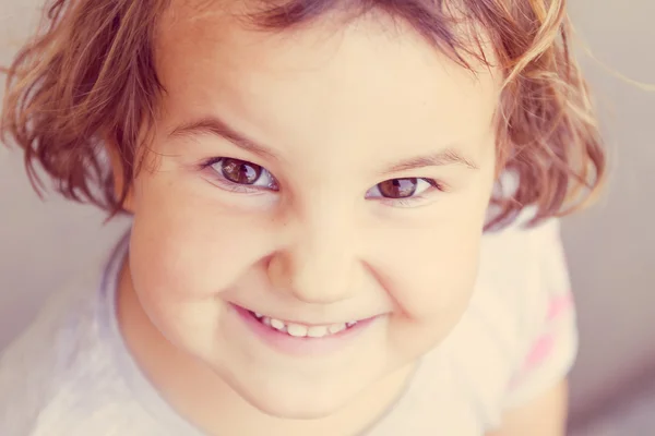 Zewnątrz portret szczęśliwy słodkie dziecko dziewczynka na naturalne tło — Zdjęcie stockowe
