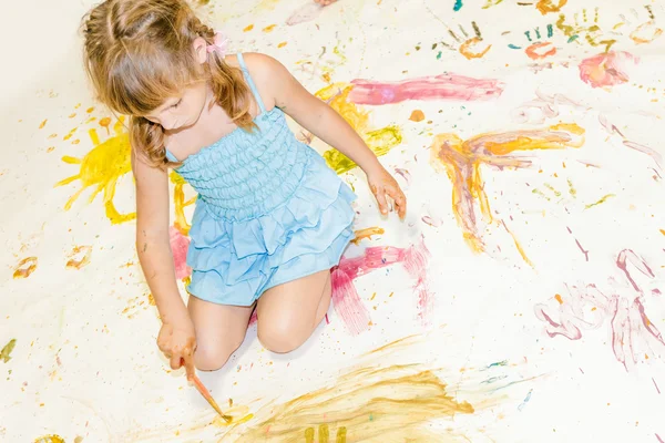 Милий маленька дівчинка малює над білим — стокове фото