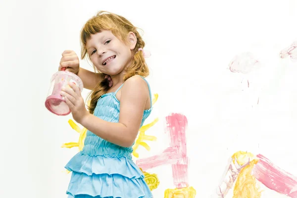 Милий маленька дівчинка малює над білим — стокове фото
