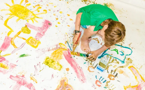 Carino giovane bambino ragazza pittura su bianco — Foto Stock