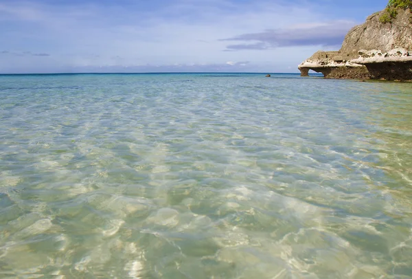 Тропический морской пейзаж с голубым небом — стоковое фото