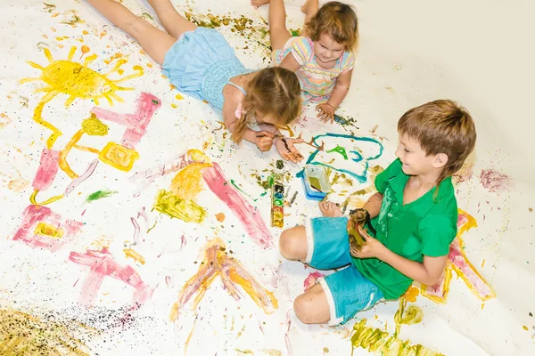 Trois enfants peignent sur blanc — Photo