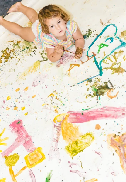 Mignon jeune enfant fille peinture sur blanc — Photo