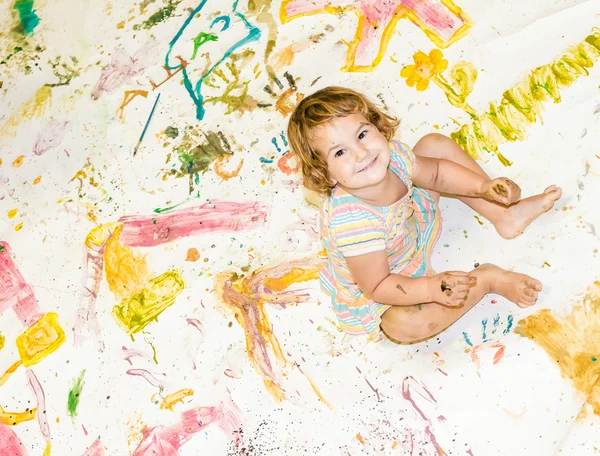 Cute young child girl painting over white — Stock Photo, Image