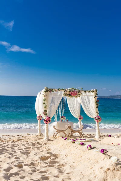 Mariage à la plage mis en place, réception de mariage en plein air tropicale, beauti — Photo