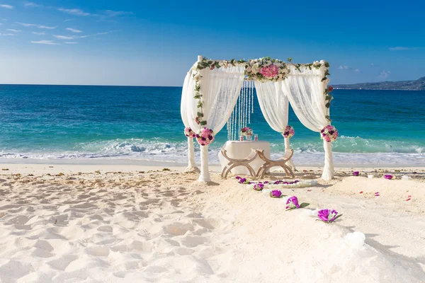 Strandhochzeit eingerichtet, tropische Hochzeitsfeier im Freien, Beauti — Stockfoto