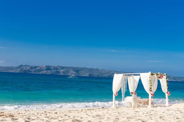 Mariage à la plage mis en place, réception de mariage en plein air tropicale, beauti — Photo