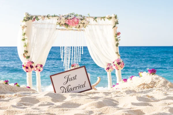 Spiaggia matrimonio organizzato, tropicale ricevimento di nozze all'aperto, beauti — Foto Stock