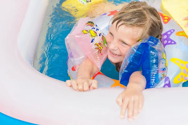 수영 반지와 함께 수영장에서 수영 하는 행복 한 유아 소녀 — 스톡 사진