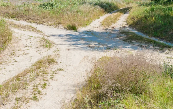 Grensoverschrijd end verkeer van verschillende platteland vuile wegen — Stockfoto