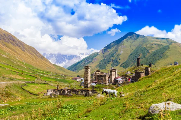 Ушгули, Верхняя Сванетия, Грузия, Европа. Кавказские горы . — стоковое фото