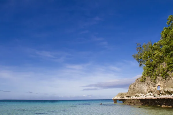 Paesaggio marino tropicale con cielo blu — Foto Stock