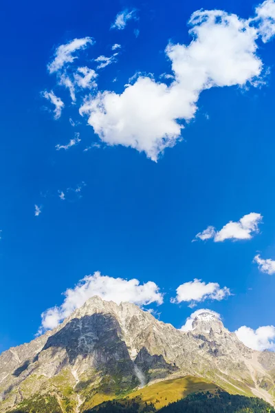Bella vista sui prati alpini. Alta Svaneti, Georgia, Europa — Foto Stock