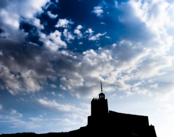 Silhouette der mittelalterlichen Burg auf blauem Himmel Hintergrund — Stockfoto