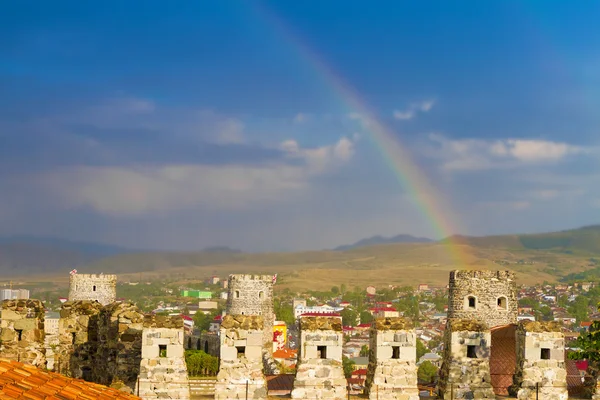 Gökkuşağının üstünde eski ortaçağ şehir çatılar — Stok fotoğraf