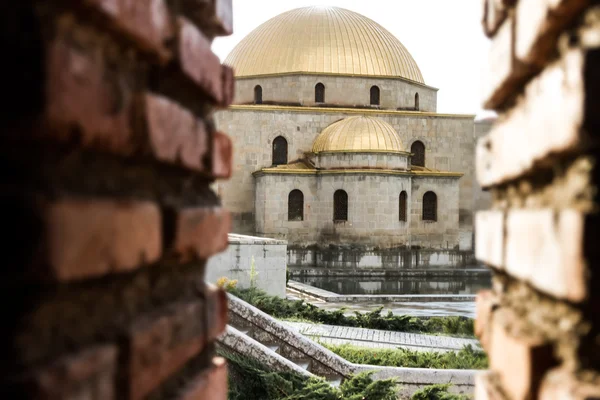 Vista antiga mesquita através de paredes de tijolo — Fotografia de Stock