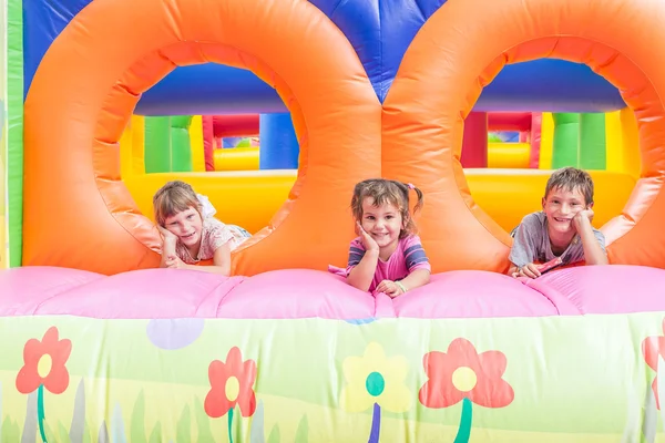 Tres niños felices divirtiéndose en el patio — Foto de Stock