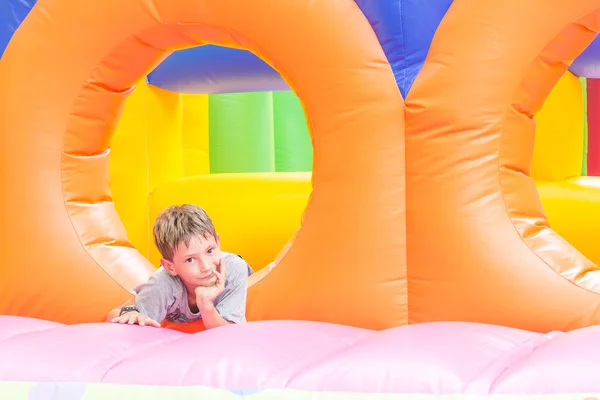 Jeune garçon heureux s'amuser à l'aire de jeux — Photo