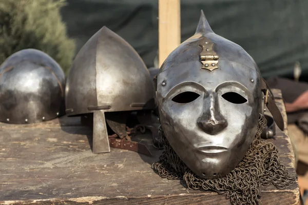 Крупним планом стародавній металевий шолом — стокове фото