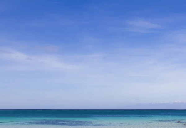 Tropikalny seascape z błękitnego nieba — Zdjęcie stockowe