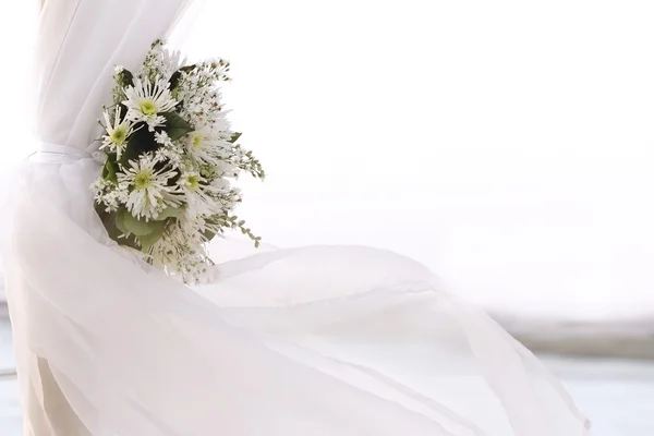 Flores brancas frescas como decoração de casamento na praia isolada sobre — Fotografia de Stock