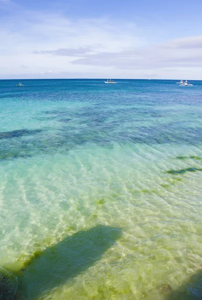 Paisagem marinha tropical com céu azul — Fotografia de Stock