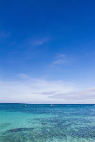 Tropikalny seascape z błękitnego nieba — Zdjęcie stockowe