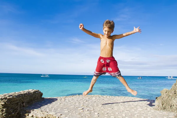 Niño feliz niño en la playa tropical — Foto de Stock