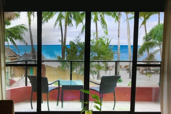 Finestra vista mare e spiaggia dalla camera d'albergo — Foto Stock