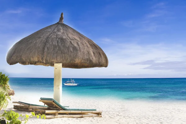 Playa de arena tropical con palmeras y sillas — Foto de Stock
