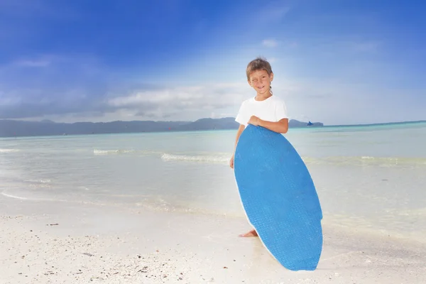 Niño con tabla de skim en el fondo del mar —  Fotos de Stock