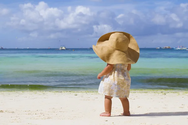 Young child girl in summer hat on tropical sea background — Stock Photo, Image