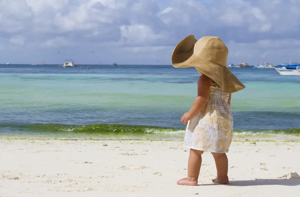 Unga barn flicka i sommar hatt på tropiska havet bakgrund — Stockfoto