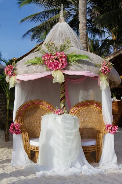 Arc de mariage et mis en place avec des fleurs sur la plage tropicale — Photo